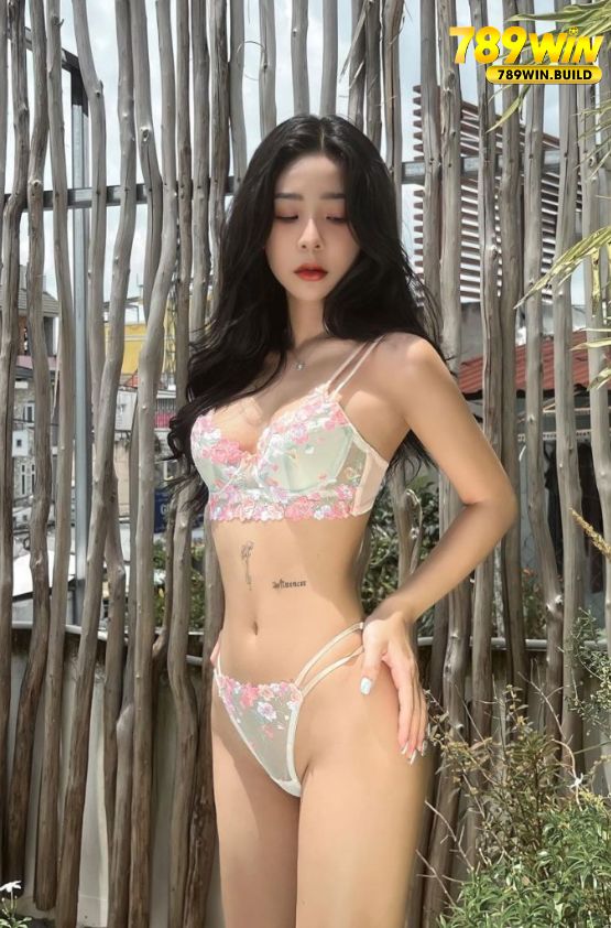 Tammy diện bikini ren lộ rõ các vòng gợi cảm