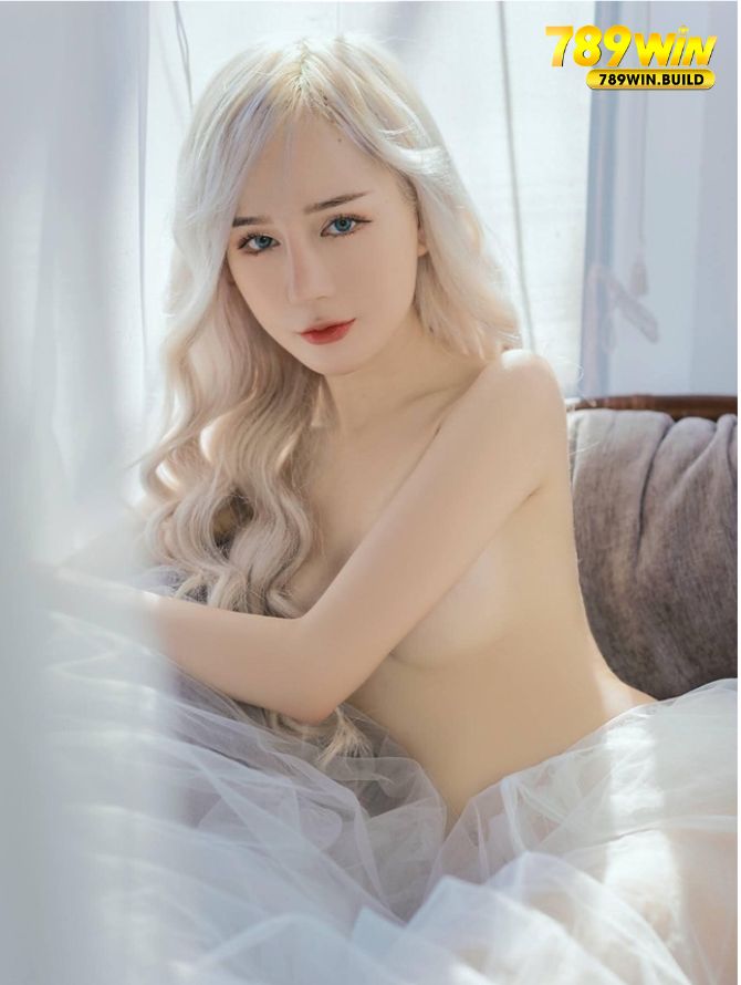 Cô nàng táo bạo khoe ảnh bán nude gợi cảm